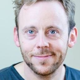 Alexander Perkins 飾演 Ian Calder