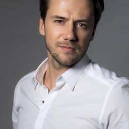 伊凡·日德科夫 飾演 Max