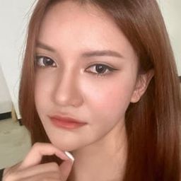 Izzi Isman 飾演 Girl