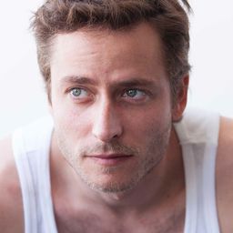 Michael Aloni 飾演 Michael