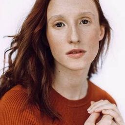 安娜·帕莉賈 飾演 Karolina