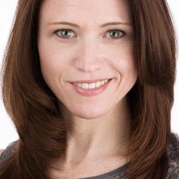 Kelly Martin 飾演 Vivian