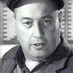 Alex Joffé 飾演 Passerby