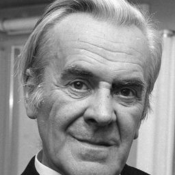 John Le Mesurier 飾演 Inspector
