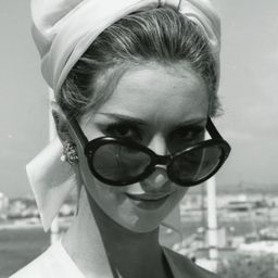 Yori Bertin 飾演 Véronique