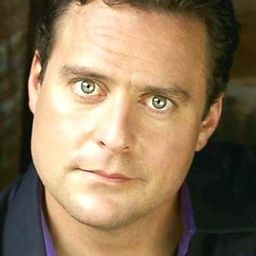 Seán Cullen 飾演 Mayor Macklemore