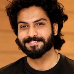 Surya Vasishta 飾演 Murali