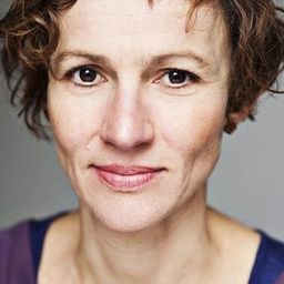 Sarah Malin 飾演 Sister Anna Frances