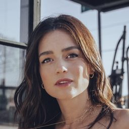 Kaitlyn Bausch 飾演 Ada Spencer