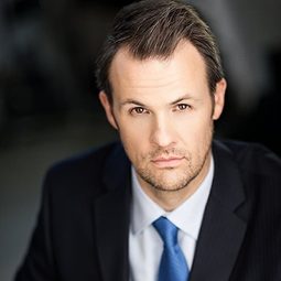 Cameron Dent 飾演 Tony