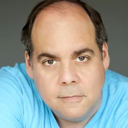 馬克·卡馬喬 - 傑里科大廈演員 飾演Gilbert