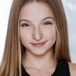 莉莉·巴特蘭 飾演 Skye (voice)