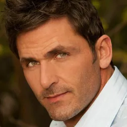 Howard Ferguson Jr. 飾演 Troy