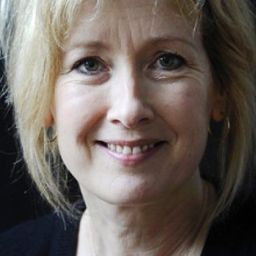 Ariane Schluter 飾演 Victoria