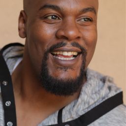 Esau McGraw 飾演 Freddy