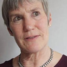 Rose English 飾演 Dora