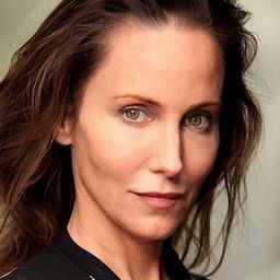 尼娜·楊 飾演 The Dog Walker