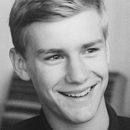 Tomas Bolme 飾演 Constable Klang (voice)