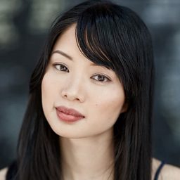 Christine Lan 飾演 Waitress