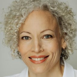 Shawna Clarke 飾演 Sarah Langsam