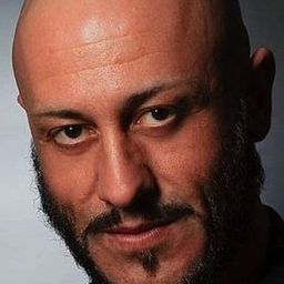 Marco Vratogna 飾演 Frank