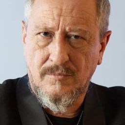 丹尼爾·阿勞茲 飾演 Dr. Costas