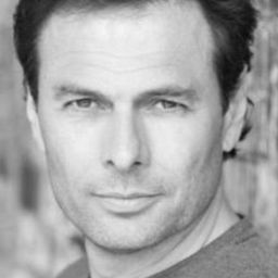 Daniel Emilio Baldock 飾演 James