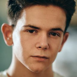 歐克立·潘德葛斯 飾演 Peter Porter