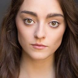 Sophie Harkness 飾演 Kara