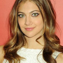 Mia Serafino 飾演 Lacy