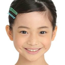 白鳥玉季 飾演 Saho Harada