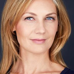 Sarah Cleveland 飾演 Yoga Instructor