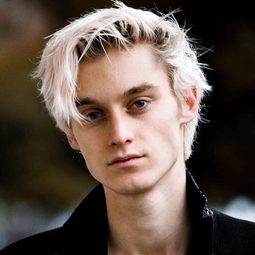 Luca Chikovani 飾演 Vasile