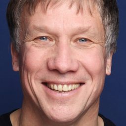 Peter Duncan 飾演 Peter Tashkov
