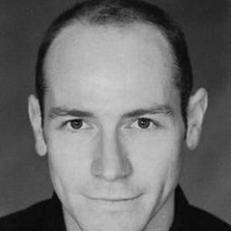 Richard Delestre 飾演 Room Manager Carlton