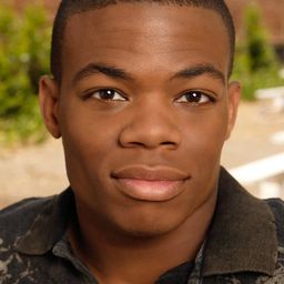 Paul James 飾演 Lewis