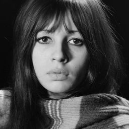 茱麗葉貝多 飾演 Girl Talking to Robert