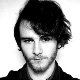 Ciaran Flynn 飾演 Father John Thornton