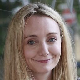 Cerrie Burnell 飾演 