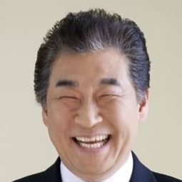 Kim Gyeong-ryong 飾演 Police