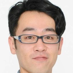 下崎紘史 飾演 (voice)