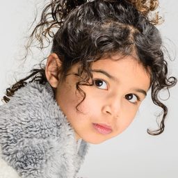 A J 利斯特 飾演 Lily