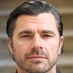 Christos Vasilopoulos 飾演 Silvio