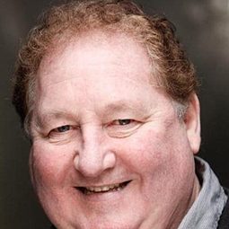 Howard Crossley 飾演 George