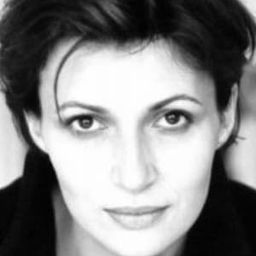 Marie Neplaz 飾演 Interior designer