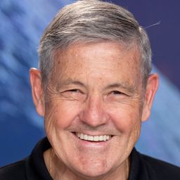 Robert D. Cabana 飾演 Self - Commander, STS-88