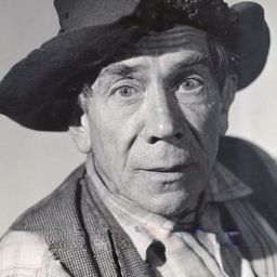 Ernie Adams - 西線無戰事演員 飾演2nd Medic Orderly (uncredited)