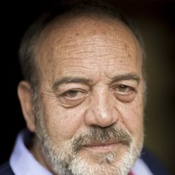 提托·瓦維德 - 神聖足球隊演員 飾演Obispo