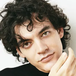 Armando Rivera 飾演 