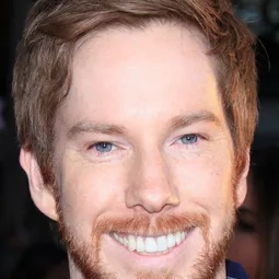 克里斯·歐文 - 美國派：高潮再起演員 飾演Chuck Sherman